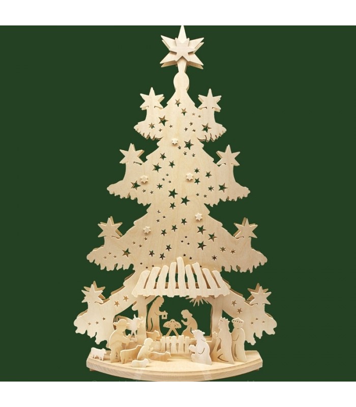 Grand sapin en bois avec crèche de Noël dans une étable