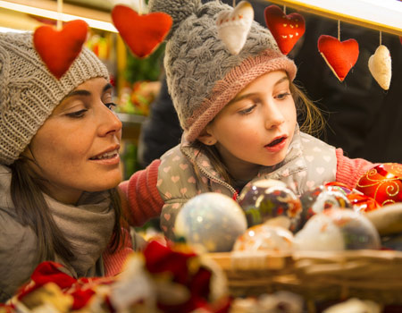 Les carillons d'anges sont une décoration de Noël suédoise traditionnelle.  Le mouvement est activé par la chaleur des quatre bougies allumées.  Disponible, By Noël Éternel
