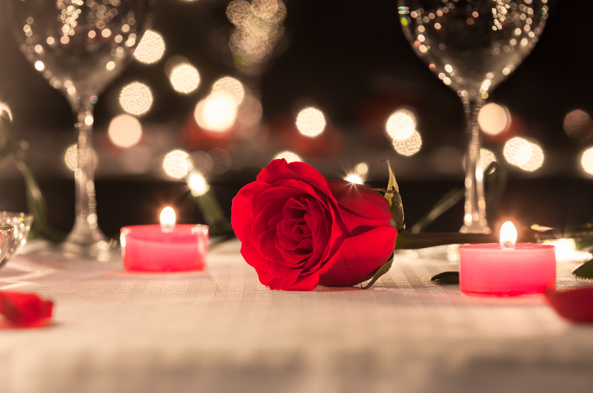 Belles Bougies Avec Décor Romantique Sur Une Table En Bois Sur Un